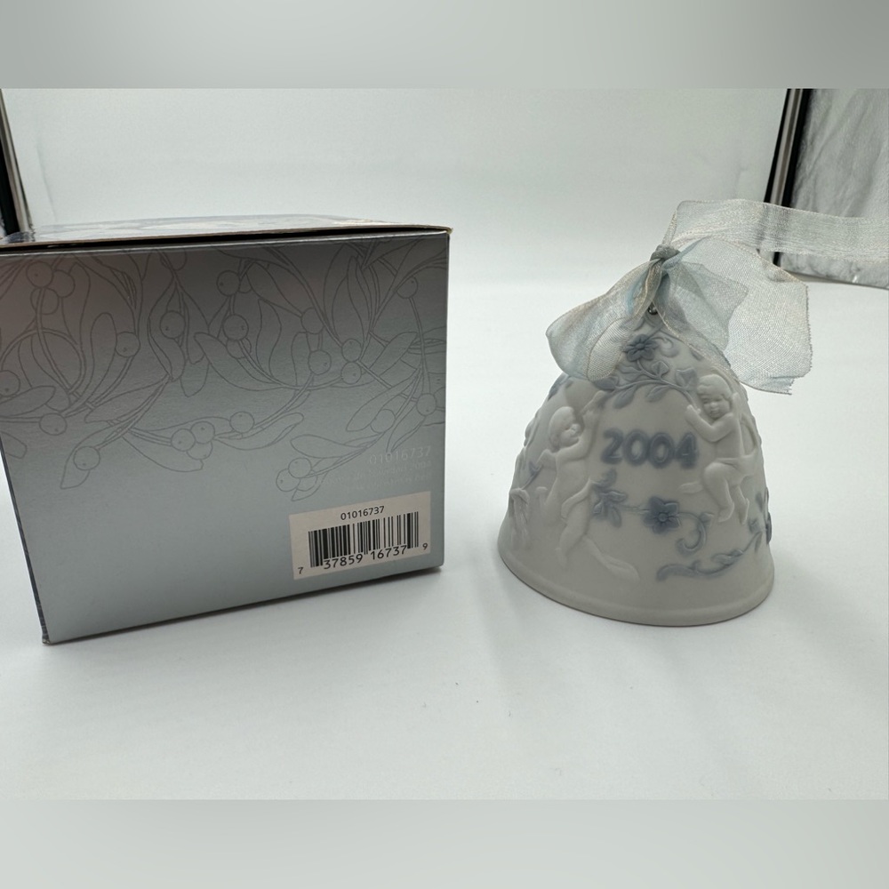 2004 Lladro Christmas bell in mint/new condition with original box.